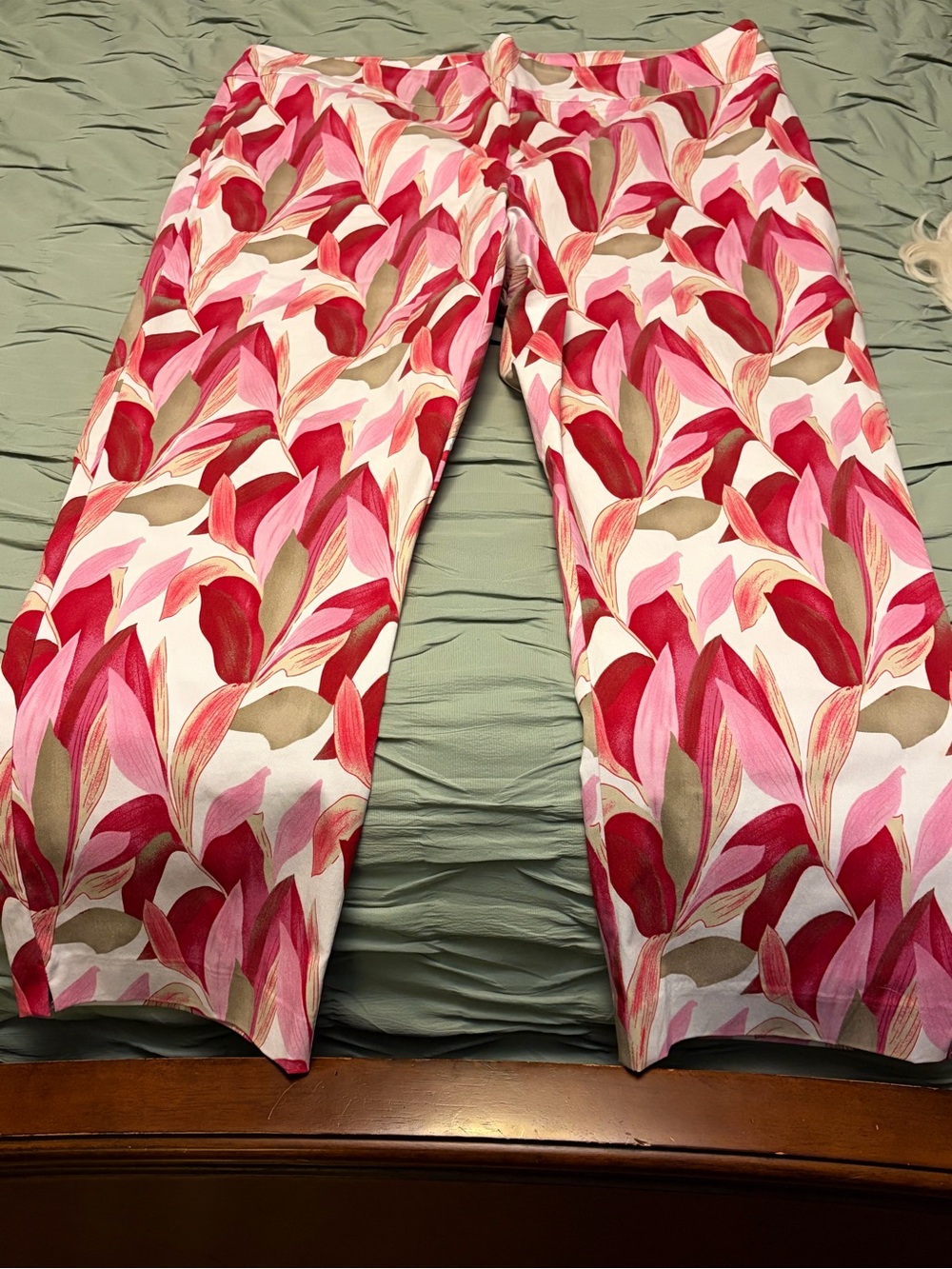 Patterned Straight-Leg Pants in Pink & Red Leaf Print